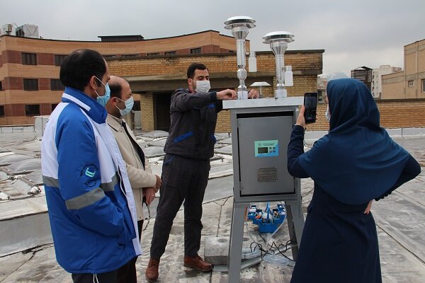 نصب دستگاه سنجش ذرات معلق بر بام معاونت بهداشتی همدان