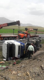 واژگونی تریلی در جاده ملایر یک کشته برجای گذاشت