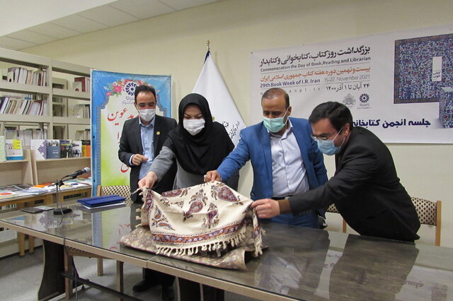 رونمایی از ۳ عنوان کتاب نویسندگان بومی اسدآبادی رونمایی از ۳ عنوان کتاب نویسندگان بومی اسدآبادی