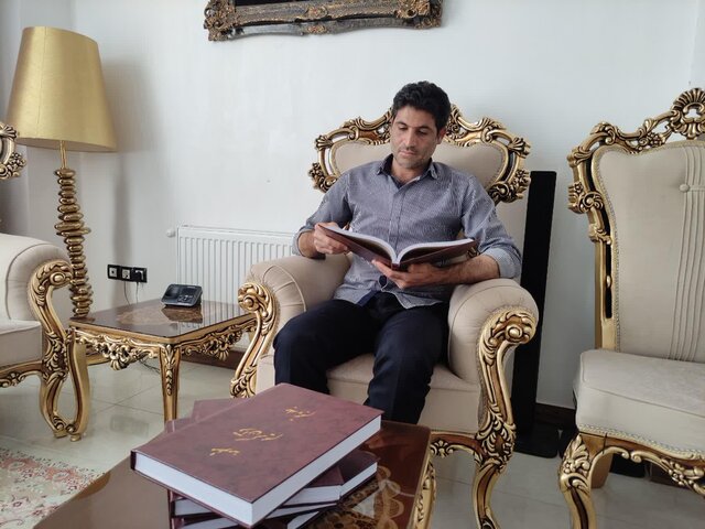 به نظم درآوردن آیات قرآن کریم؛ حاصل دسترنج ۷ ساله یک شاعر ملایری به نظم درآوردن آیات قرآن کریم؛ حاصل دسترنج ۷ ساله یک شاعر ملایری