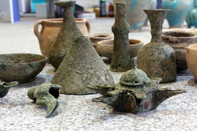 عکس از محمدرضا کتابی اشیاء کشف شده در نهاوند به همدان منتقل شد