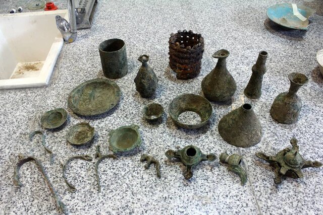 اشیاء کشف شده در نهاوند به همدان منتقل شد