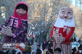 شادپیمایی عروسک‌های غول پیکر در جشنواره زمستانی همدان