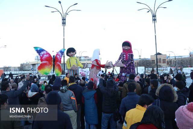 شادپیمایی عروسکهای غول پیکر در جشنواره زمستانی همدان