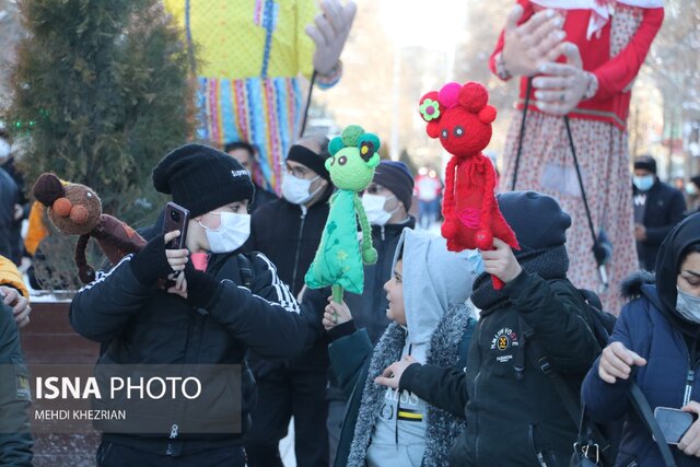 شادپیمایی عروسکهای غول پیکر در جشنواره زمستانی همدان
