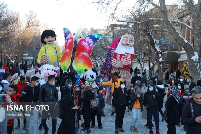 شادپیمایی عروسک‌های غول پیکر در جشنواره زمستانی همدان