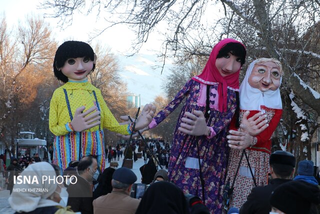 شادپیمایی عروسکهای غول پیکر در جشنواره زمستانی همدان