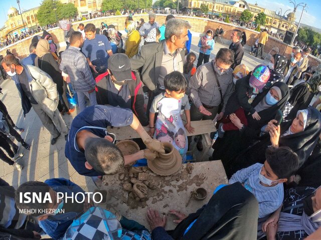 / گزارش تصویری / سفال کودک در میدان امام همدان / گزارش تصویری / سفال کودک در میدان امام همدان