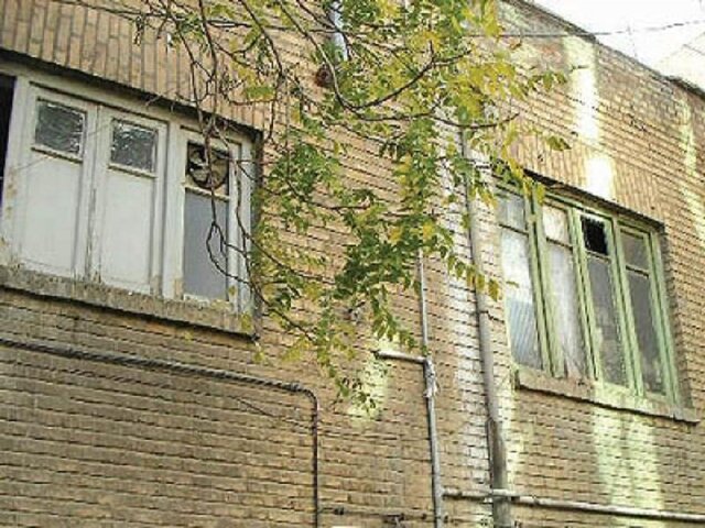 ساختمان کلنگی رها شده جنب بانک قوامین اسدآباد حادثه ساز است