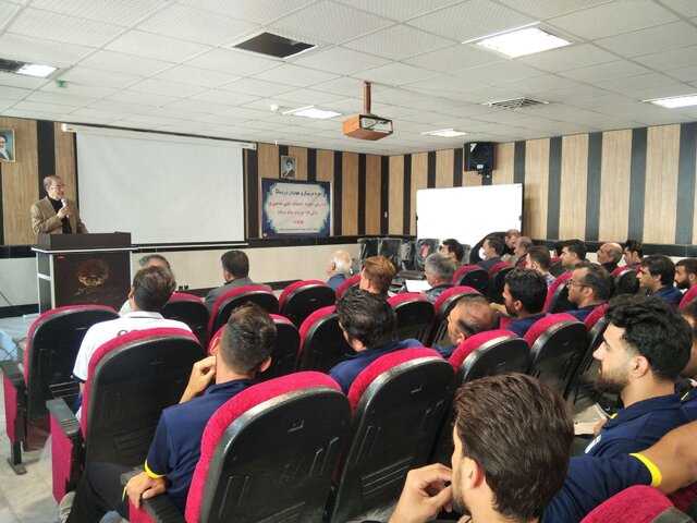 کلنگ‌زنی احداث چمن استادیوم شهید سلیمانیان نهاوند با حضور وزیر ورزش 