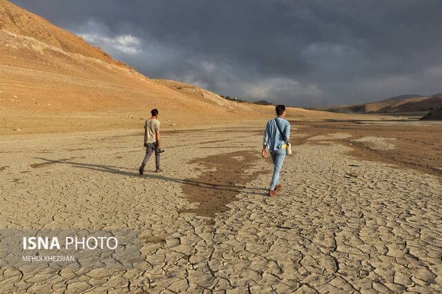سدی بر روی کویر