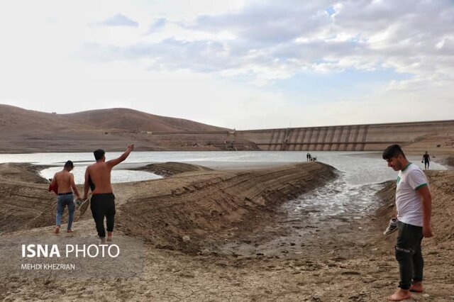 سدی بر روی کویر