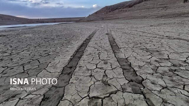 سدی بر روی کویر