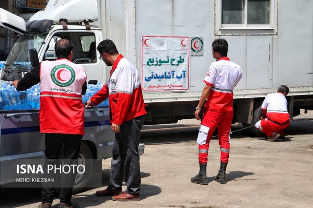 /گزارش تصویری/ آب معدنی هلال احمر در دست همدانی‌ها