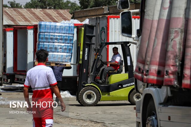 /گزارش تصویری/ آب معدنی هلال احمر در دست همدانیها