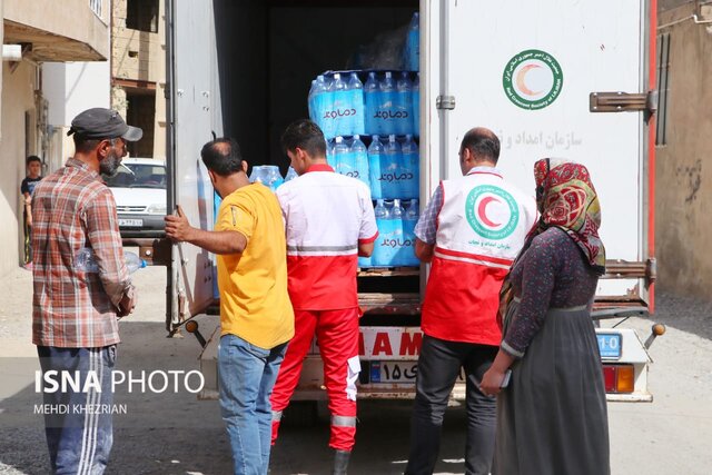 /گزارش تصویری/ آب معدنی هلال احمر در دست همدانیها