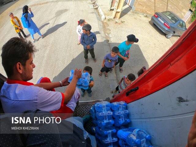 /گزارش تصویری/ آب معدنی هلال احمر در دست همدانیها