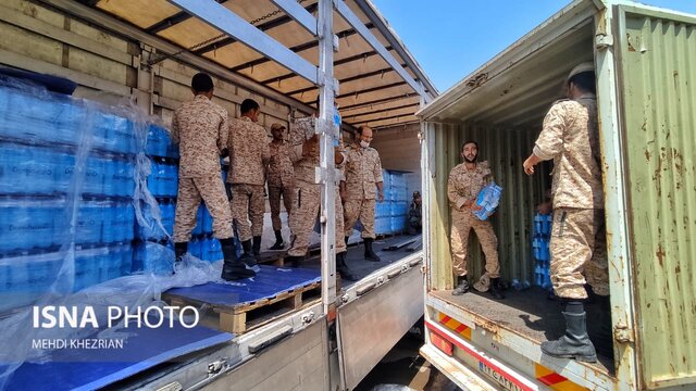 /گزارش تصویری/ آب معدنی هلال احمر در دست همدانیها
