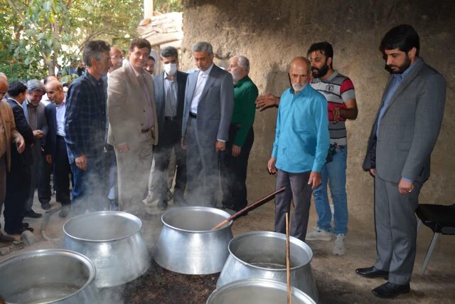 آیین افتتاحیه دوازدهمین جشنواره شیره‌پزی در روستای مانیزان برگزار شد