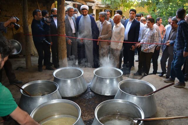 آیین افتتاحیه دوازدهمین جشنواره شیره‌پزی در روستای مانیزان برگزار شد