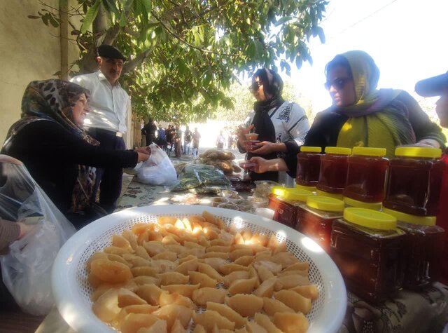 آیین افتتاحیه دوازدهمین جشنواره شیره‌پزی در روستای مانیزان برگزار شد