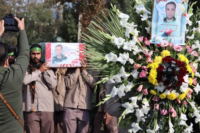 پیکر پاک شهید «علی نظری» بر دوش ملایری‌ها تشییع شد