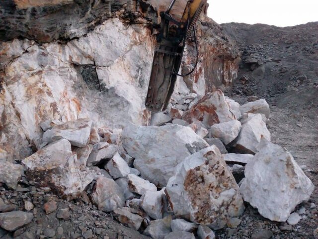 کشف ۱.۸ تن سنگ سیلیس قاچاق در تویسرکان