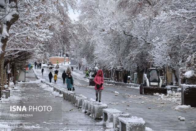 همدانی‌ها اول هفته را برفی شروع کردند