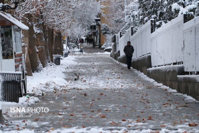 همدانی‌ها اول هفته را برفی شروع کردند