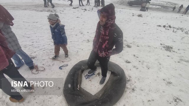 شادی همدانی‌ها در یک روز برفی