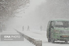 استفاده از حیاط مدارس سنندج به عنوان پارکینگ تاکسی در زمان بارش برف