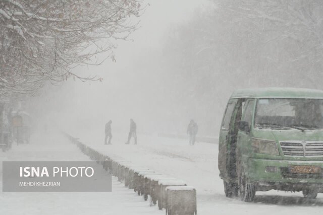 استفاده از حیاط مدارس سنندج به عنوان پارکینگ تاکسی در زمان بارش برف