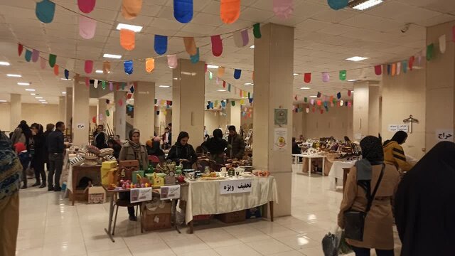 عرضه محصولات صنایع دستی در بازارچه نوروزی ملایر
