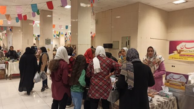 عرضه محصولات صنایع دستی در بازارچه نوروزی ملایر