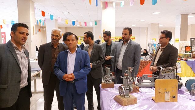 افتتاح نمایشگاه و بازارچه کارآفرینی دستسازههای دانشآموزان در ملایر