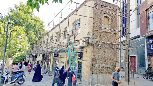 آغاز عملیات اجرایی مرمت جدارههای پیادهراه اکباتان همدان آغاز عملیات اجرایی مرمت جدارههای پیادهراه اکباتان همدان