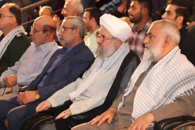 افراد فعال در دستگاه دیپلماسی از شهدا درس بگیرند