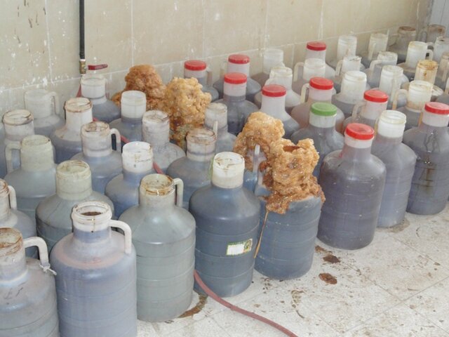 کشف ۷.۵ تن شیره تقلبی انگور در ملایر کشف ۷.۵ تن شیره تقلبی انگور در ملایر