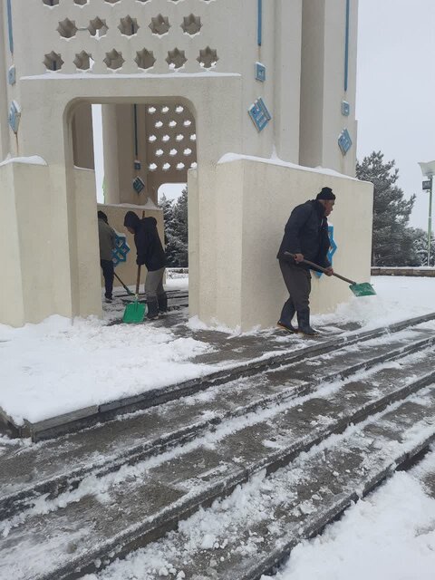 پاکسازی معابر ملایر با تلاش ۸۶ نیروی شهرداری/ نمک پاشی ۱۰۰۰ بسته کیسه نمک در سطح معابر