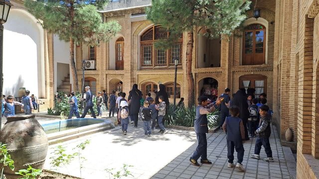 موزهها مکانی برای آموزش و انتقال فرهنگ به نسلهای بعدی به شمار میروند