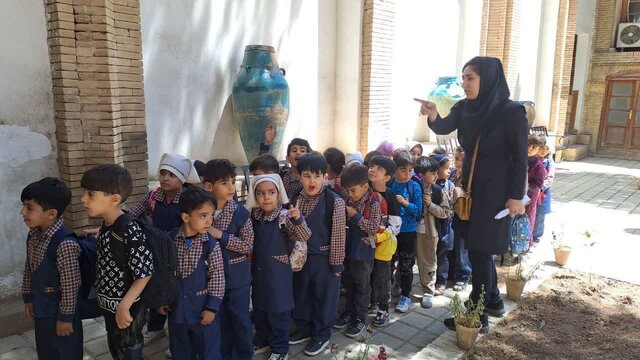 موزهها مکانی برای آموزش و انتقال فرهنگ به نسلهای بعدی به شمار میروند