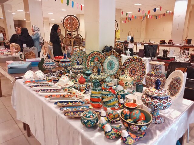 عرضه مستقیم هنر دست صنعتگران ملایر در نمایشگاه صنایعدستی و سوغات