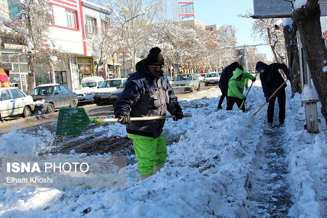 برفروبی معابر همدان همچنان ادامه دارد برفروبی معابر همدان همچنان ادامه دارد
