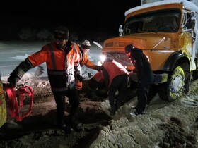 امدادرسانی به ۱۰۰ خودرو  گرفتار در کولاک همدان