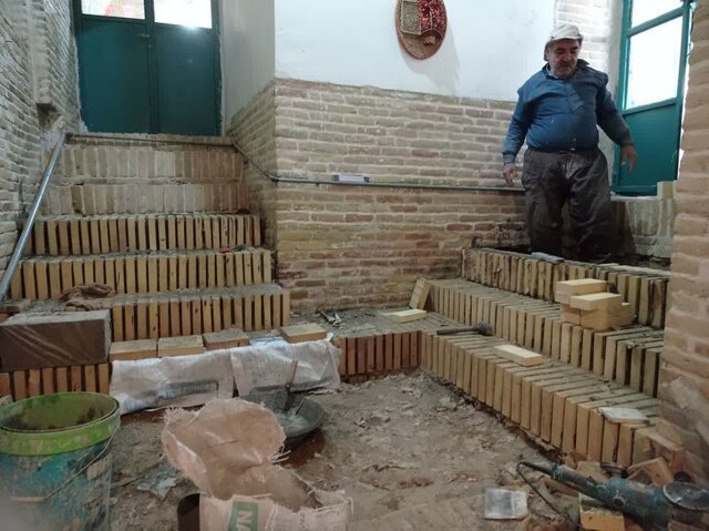 ورودی مسجد تاریخی بوستان سیفیه ملایر در حال مرمت است