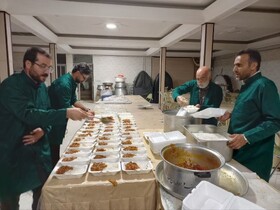 خانواده‌های بی‌بضاعت ملایر پای سفره امام رضا(ع)