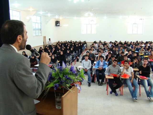 معلمی، شغلی که بر تارک دنیا می‌درخشد
