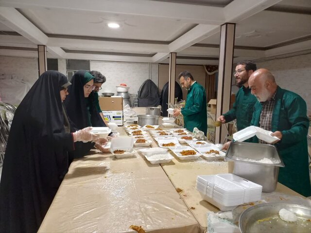 خانوادههای بیبضاعت ملایر پای سفره امام رضا(ع)