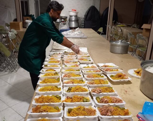 خانوادههای بیبضاعت ملایر پای سفره امام رضا(ع)