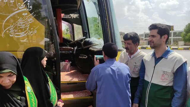 خانوادههای بیبضاعت ملایر پای سفره امام رضا(ع)